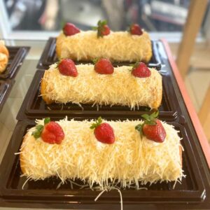 Roll Cake Keju Topping Strawberry